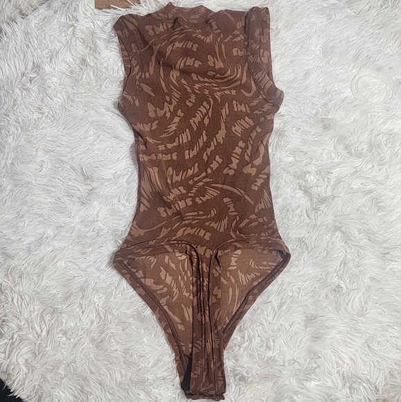 SKIMS ( Latte Swirl-RARE) Summer Mesh Mock Neck Bodysuit -NWT/XXS, 3X - Picture 3 of 15